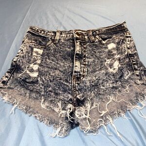 Brand-vibrant
Size-Large
Color/material-denim
Used